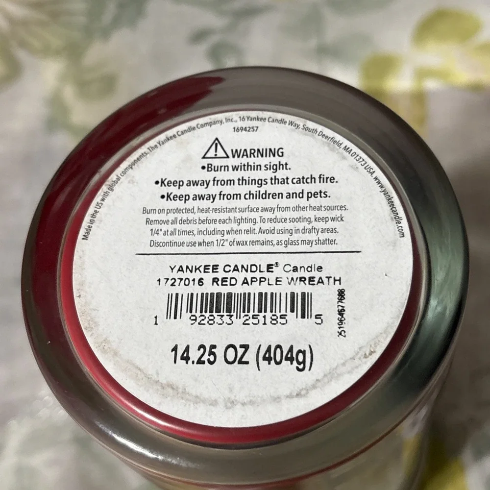 Yankee Candle RED APPLE WREATH 14.25 oz‎ Medium Single Wick Jar Candle New